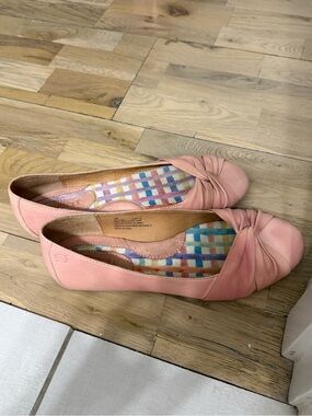 Born Shoes Women's Pink Knot-Detail Flats— super cute!